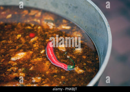 Gulyas Eintopf Kochen im Kessel. Street Food Stockfoto