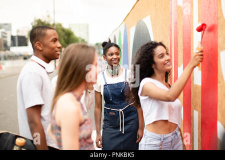 Gruppe von Jugendlichen zusammen an einem gemeinschaftlichen Projekt Stockfoto