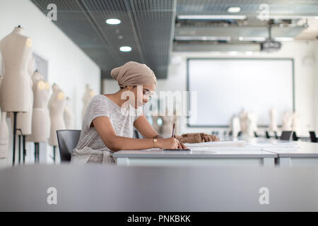 Muslimische Studentin Fashion Designer Stockfoto