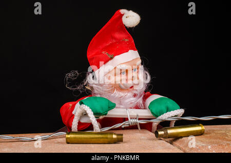 Santa Versuch, die Wand ein zuwanderungskonzept zu klettern Stockfoto