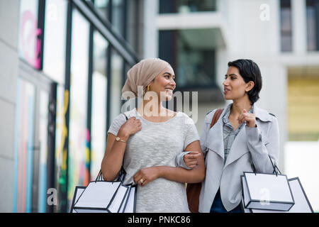 Muslimische Freunde Warenkorb zusammen im Freien Stockfoto