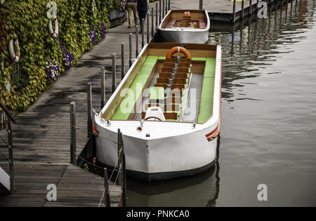 Boot auf dem Kanal in Belgien, Detail der Transport von Wasser Stockfoto