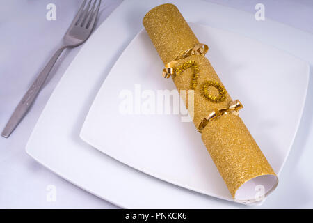 Einen Tisch mit einem traditionellen Cracker für einen 70. Geburtstag. Stockfoto