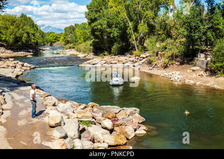 Arkansas Fluß läuft durch die historische Innenstadt von den kleinen Berg Stadt Salida, Colorado, USA Stockfoto