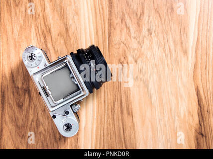 Alte medium Format Camera auf natürlichen hölzernen Tisch Stockfoto