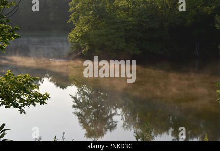 Nebel auf Wasser als Sonne über Shadow Lake in Ohio. Stockfoto