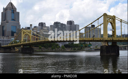 Roberto Clemente Brücke über den Allegheny River und Downtown Pittsburgh und die highmark Gebäude im Hintergrund. Stockfoto