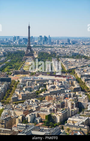 Luftaufnahme von Skyline von Paris mit Eiffelturm, Invalidendom und Geschäftsviertel von Verteidigung, wie vom Tour Montparnasse, Paris, Frankreich Stockfoto