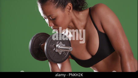 Starke gemischte Rasse asiatische Frau tun bicep Curls auf Green Screen Stockfoto