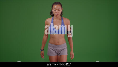 Passen asiatische Frau Athlet, bereit, auf Green Screen zu arbeiten Stockfoto