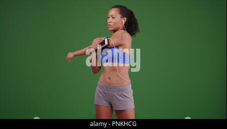 Gesunde asiatische Frau Athlet dehnen vor dem Training auf Green Screen Stockfoto