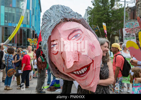 Cardiff, Großbritannien. 12. Juli 2018. März Demonstranten gegen die Ankunft von Donald Trumps Staatsbesuch in Großbritannien. Credit: Ben Reis/Alamy Live Neue Stockfoto