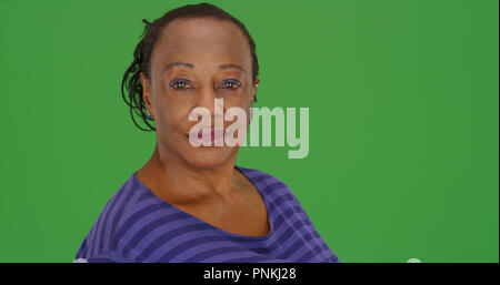 Eine ältere Afrikanische amerikanische Frau posiert für ein Portrait auf der grünen Bildschirm Stockfoto