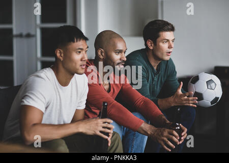 Männliche Freunde gerade ein Fußballspiel Stockfoto