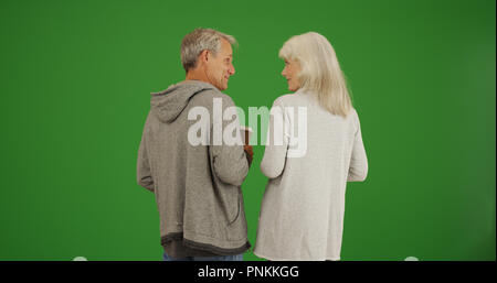 Ansicht der Rückseite des modernen ältere Paare mit Green Screen Stockfoto