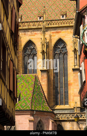 Blick auf die 'St. Martin's Church" in der Alten Französischen Stadt Colmar im Elsass Stockfoto