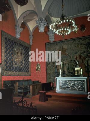 CAPILLA DE SAN JORGE - 1434 - TAPICES FLAMENCOS DEL S XVI-ALTAR DEL S XX SEGUN EL DEL S XV. Autor: SAFONT MARCOS. Lage: PALACIO DE LA GENERALITAT. Barcelona. Spanien. Stockfoto