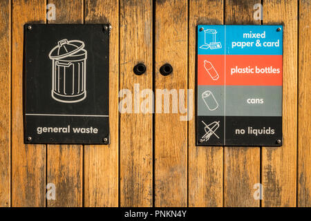 Mülleimer in einem Londoner Park; Anzeichen für Papier, Kunststoff, Dosen, und allgemeine Abfälle Stockfoto