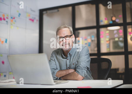 Portrait reifer Mann spät in einem Büro arbeiten Stockfoto