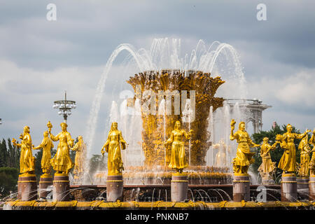 Moskau, Russland - Juli 21, 2018: Peoples Friendship Brunnen in VDNKh Park in Moskau. Goldene Statuen sowjetischer Bauart. VDNKh ist das Moskauer Gebiet mit Ol Stockfoto