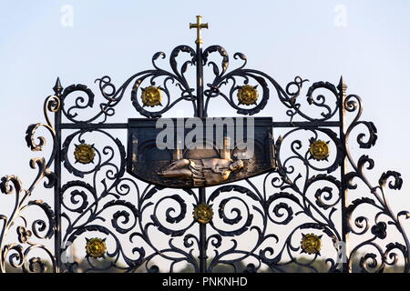 Die dekorativen Gitter mit Johannes von Nepomuk Bronze Statue auf der Karlsbrücke, Prag, Tschechien, sonnigen Tag Stockfoto