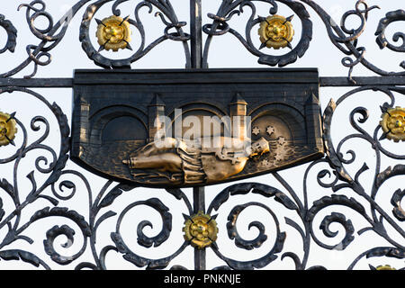 Die dekorativen Gitter mit Johannes von Nepomuk Bronze Statue auf der Karlsbrücke, Prag, Tschechien, sonnigen Tag Stockfoto