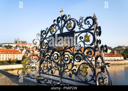 Die dekorativen Gitter mit Johannes von Nepomuk Bronze Statue auf der Karlsbrücke, Prag, Tschechien, sonnigen Tag Stockfoto