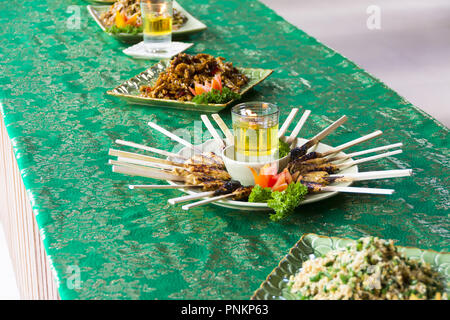 Chicken Satay vom Grill auf Bambus, typisch thailändischen und indonesischen Essen Stockfoto