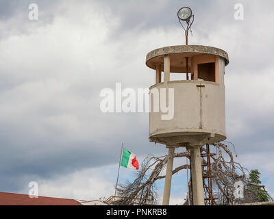 Stahlbeton Wachturm in einer ehemaligen Kaserne Stockfoto