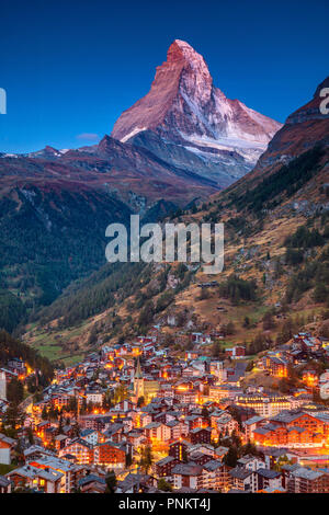 Zermatt. Bild des legendären Dorf Zermatt, Schweiz mit Matterhorn im Hintergrund, während der Dämmerung. Stockfoto