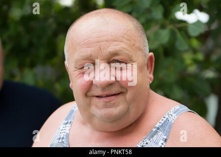 Belarus, Gomel, 14. Juni 2018. Die Zyabrovka Dorf. Urlaub auf der Straße. Porträt einer russischen älterer Mann. Normale älterer Mann Stockfoto