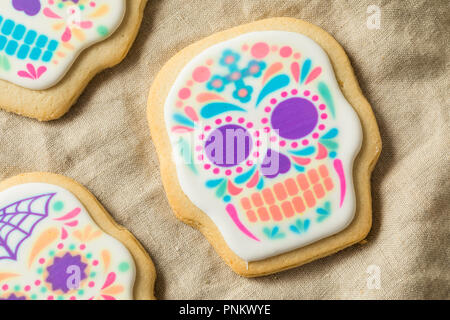 Hausgemachte mexikanischen Sugar Skull Cookies für Dia de Los Muertos Stockfoto