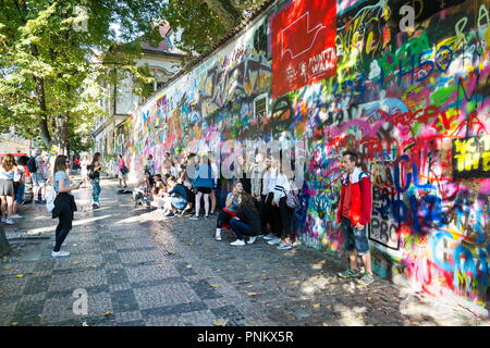 Prag, tschechische Republik - 20 SEPTEMBER 2018: Leute, die sich vor der öffentlichen Graffiti Lennon Wall in der Nähe von Karlsbrücke, Mala Strana am 20. September 2018 in P Stockfoto
