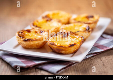Typisch portugiesische Custard Pies - "Pastel de Nata" oder "Pastel de Belem". Traditionelle portugiesische Gebäck. Stockfoto