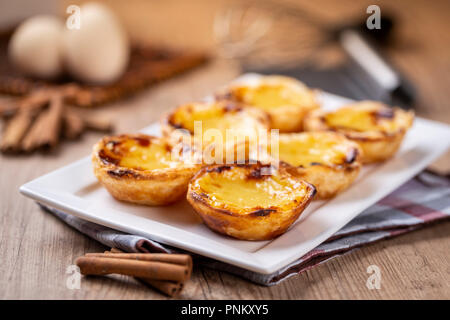 Typisch portugiesische Custard Pies - "Pastel de Nata" oder "Pastel de Belem". Traditionelle portugiesische Gebäck. Stockfoto