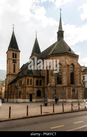 SARAJEVO, BOSNIEN UND HERZEGOWINA - 27. MÄRZ 2017: Katholische Kathedrale auch als Sacred Heart Cathedral, in Sarajewo, Bosnien und Herzegowina bekannt. Stockfoto