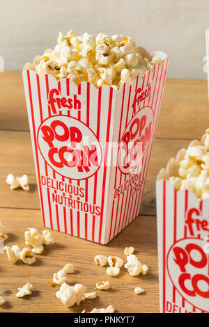 Klassische buttrige Movie Theater Popcorn mit Salz in einer Tasche Stockfoto