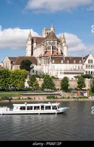 Ein Ausflugsboot oder Bateau touristique fährt vor der Kathedrale Saint-Étienne, Auxerre, Burgund, Frankreich, Europa Stockfoto