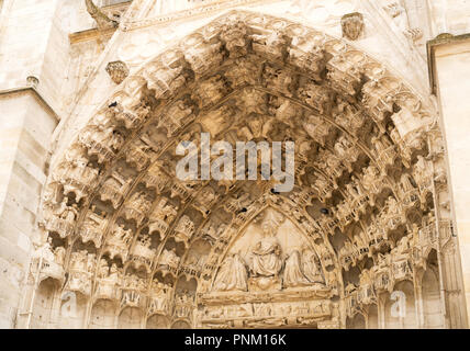 Steinmetzarbeiten int e Bogenfeld über dem Portal der Westfassade von La cathédrale Saint-Étienne, Auxerre, Burgund, Frankreich, Europa Stockfoto