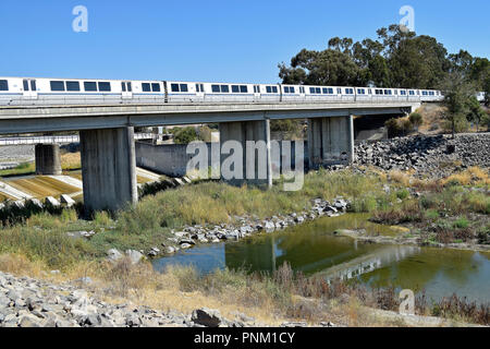 BART-Zug auf Bock über Alameda Creek, Fremont, Kalifornien, September, Stockfoto