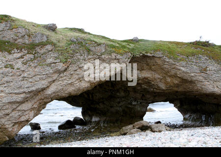 Bögen Provincial Park, Portland Creek, Neufundland, einem natürlichen Felsen Torbogen von Gezeiten aktion erstellt Stockfoto