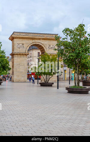 DIJON, Frankreich - 10. AUGUST 2017: Darcy Square und der Bogen von Port Guillaume Stockfoto