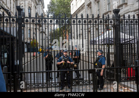 Sicherheit am Eingang von Downing Street, London, UK. mit geschlossenen Türen und bewaffnete Polizei. Stockfoto