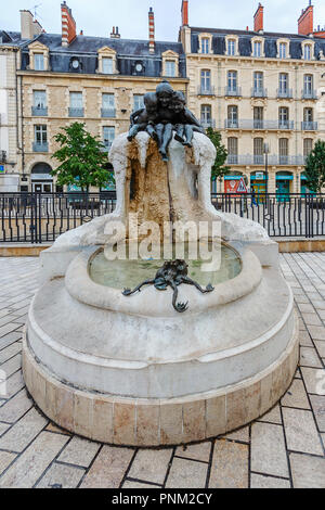 DIJON, Frankreich - 10. AUGUST 2017: Brunnen in der Darcy Platz in Dijon, Burgund Stockfoto