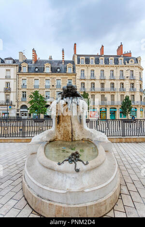 DIJON, Frankreich - 10. AUGUST 2017: Brunnen in der Darcy Platz in Dijon, Burgund Stockfoto