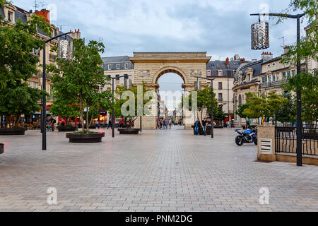 DIJON, Frankreich - 10. AUGUST 2017: Darcy Square und der Bogen von Port Guillaume Stockfoto