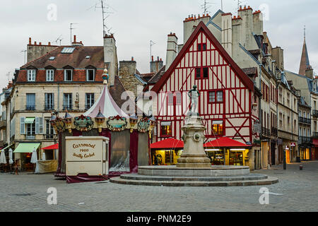 DIJON, Frankreich - 10. AUGUST 2017: Die Francois-Rude Square und der Wine Maker Statue, mit einem Karussell, Fachwerkhäuser in Dijon, Burgund, Fran Stockfoto