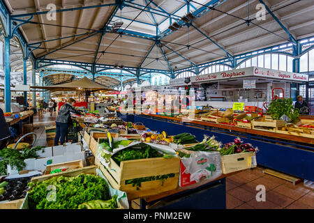 DIJON, Frankreich - 10. AUGUST 2017: Markt mit verschiedenen Früchten und Gemüse, Verkäufer und Käufer in Dijon. Stockfoto