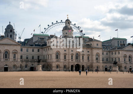 Horse Guards Parade als von Horse Guards Road, London, Großbritannien mit London Eye im Hintergrund gesehen. Stockfoto