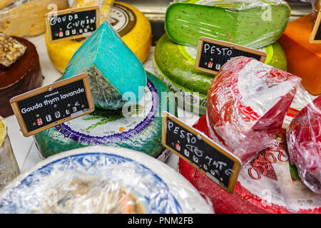 DIJON, Frankreich - 10. AUGUST 2017: Verschiedene Käsesorten auf dem Markt in Dijon. Stockfoto